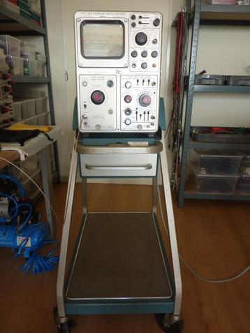 Oscilloscope Tektronix 564 avec Scope-Mobile Chariot