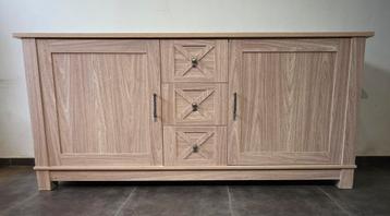 Mooie dressoir beschikbaar voor biedingen