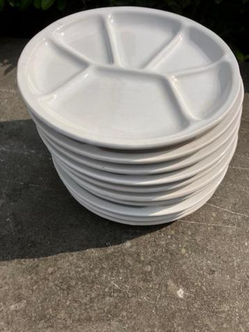 10 ASSIETTES À BARBECUE BLANCHES, ASSIETTES À FONDUE. DIAMÈT disponible aux enchères