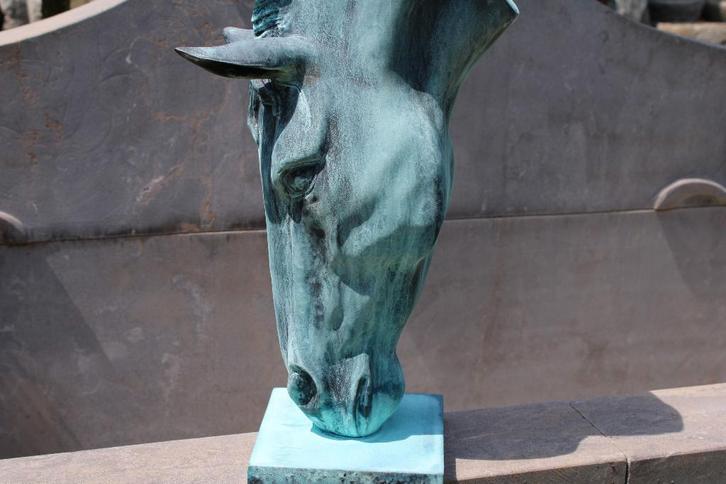 Buste van een paardenhoofd in groen gepatineerd brons., Tuin en Terras, Tuinwanddecoratie, Nieuw, Ophalen of Verzenden