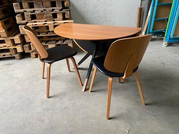 Tafel met 2 stoelen - Noten fineer met zwart  beschikbaar voor biedingen