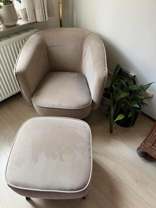 Suède taupe/olijfgroene fauteuil met voetenbankje, Huis en Inrichting, Fauteuils, Zo goed als nieuw, Stof, Ophalen of Verzenden