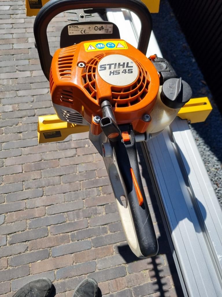 Stihl HS45 heggeschaar met scherp blad trekken = starten, Ophalen