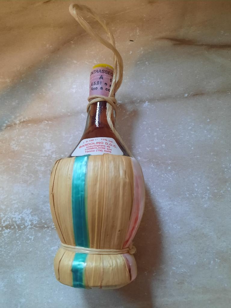 klein drankje in rieten mandje souvenier italie nieuw, Ophalen of Verzenden