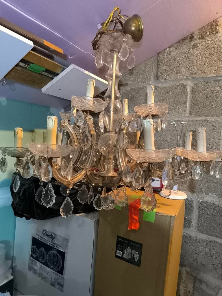 Antieke Boheemse kristallen luster, Enlèvement