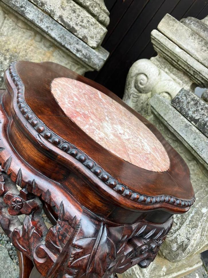 19de eeuws Chinese hongmu plantentafel met roze marmer inleg, Antiek en Kunst, Antiek | Meubels | Tafels, Ophalen