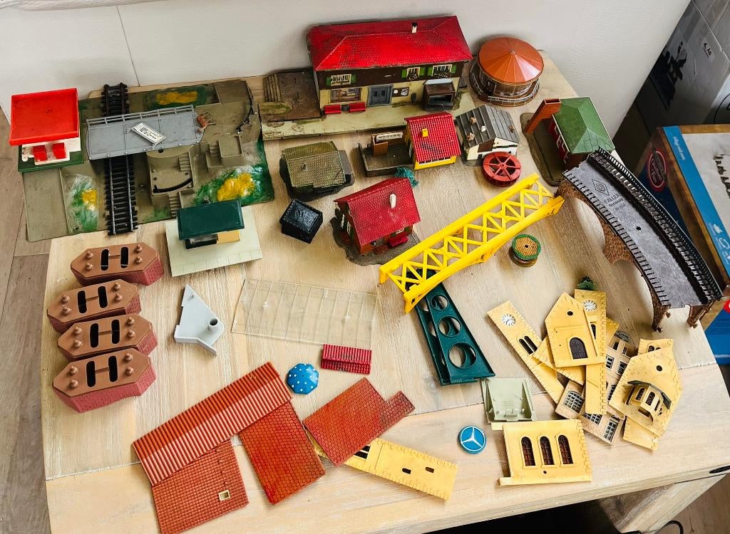 Lot vintage modeltrein huisjes & onderdelen – Faller / Lima, Ophalen, Gebruikt, Gelijkstroom, Brug, Tunnel of Gebouw