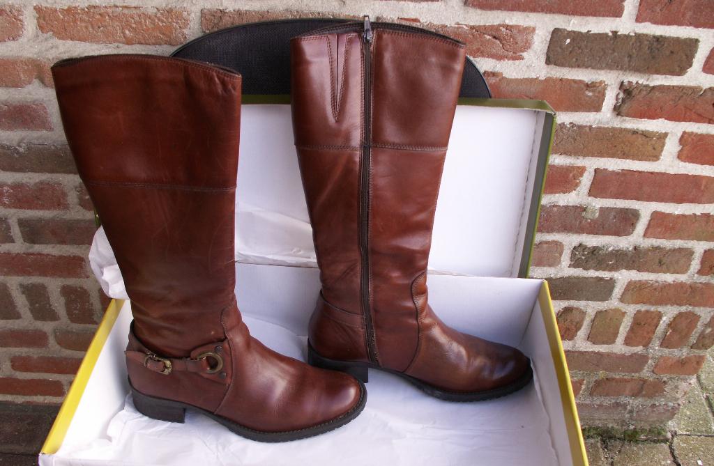 Dameslaarzen in bruin leder, maat 37., Hoge laarzen, Bruin, Nieuw, Ophalen of Verzenden