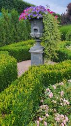 Stenen bloempot, gebronst. Bestaande uit twee zuilen., Enlèvement