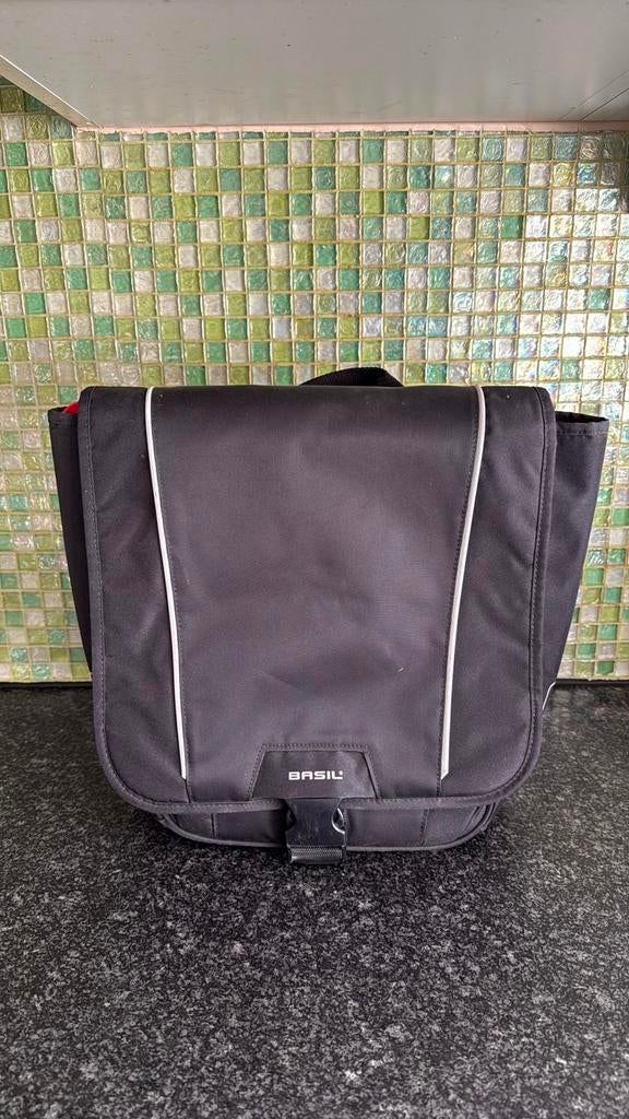 Basil fietstas 30x35 met ingewerkte sleeve voor laptop, Fietsen en Brommers, Ophalen of Verzenden, Zo goed als nieuw