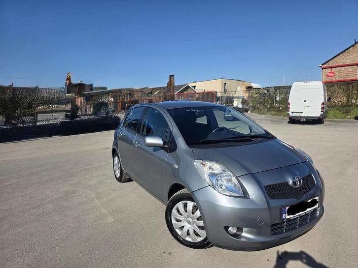 Toyota Yaris. 1.3 essence Automatik, Autos, Toyota, Particulier, Yaris, ABS, Ordinateur de bord, Verrouillage central, Rétroviseurs électriques