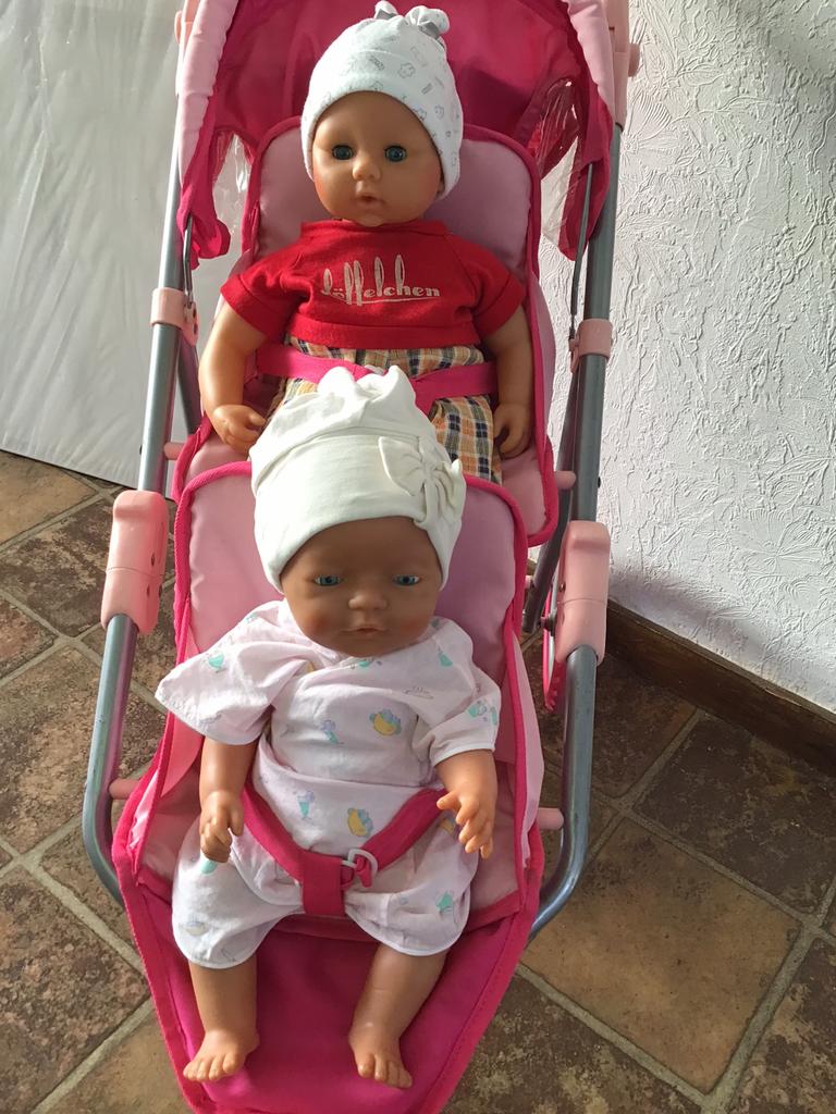 Poppen met gratis poppenbuggy, Kinderen en Baby's, Speelgoed | Poppen, Ophalen, Zo goed als nieuw