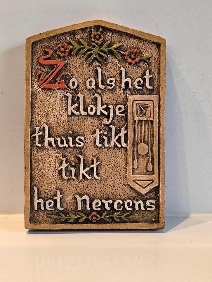Wandbord 'Zoals het klokje thuis tikt, tikt het nergens', Ophalen of Verzenden