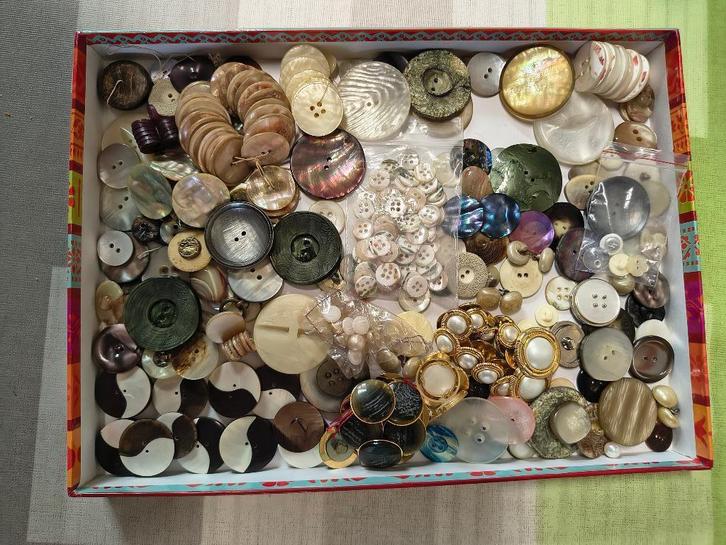 lot paarlemoeren knopen + lot diverse knopen, Hobby en Vrije tijd, Naaien en Fournituren, Ophalen of Verzenden