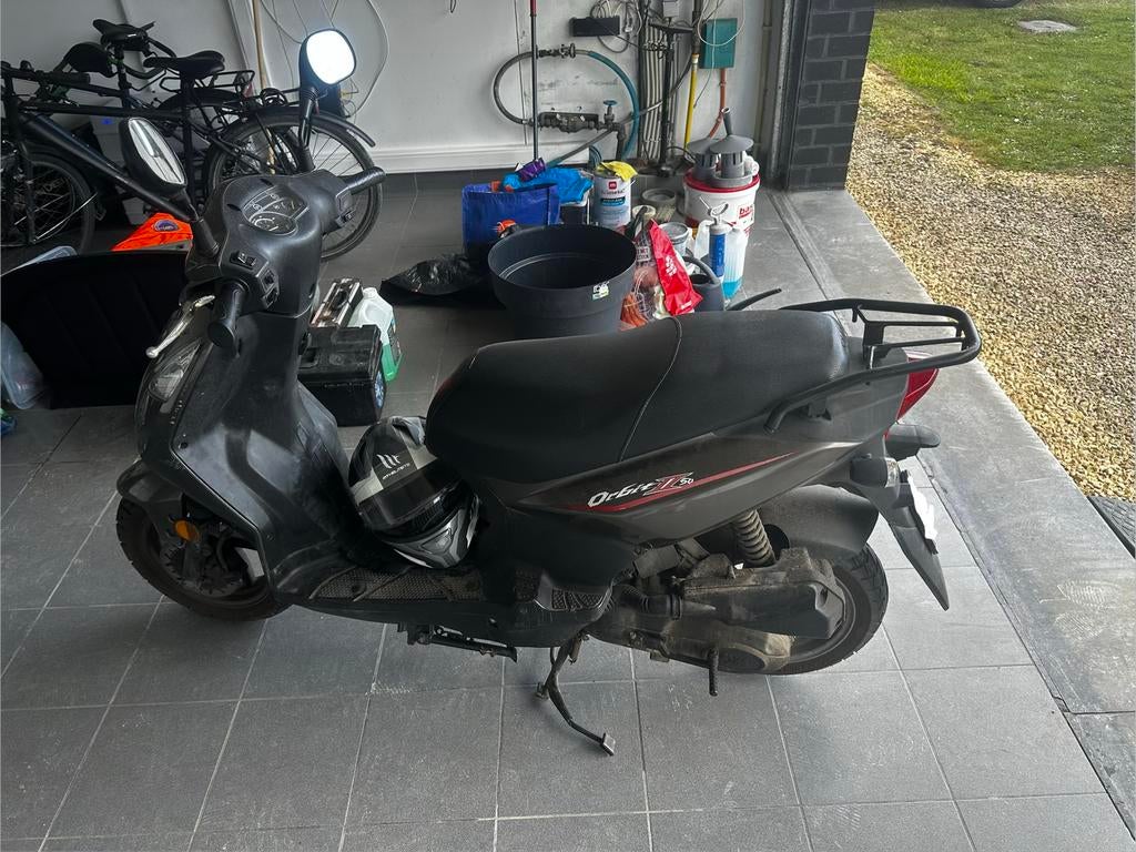 Scooter orbit 2 50 A klasse werkt nog goed + helm, Vélos & Vélomoteurs, Vélomoteurs & Scooters bridés, SYM, Comme neuf, Enlèvement
