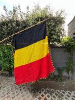 Heel oude Belgische vlag met vaandelstok en vaandelpunt, Ophalen