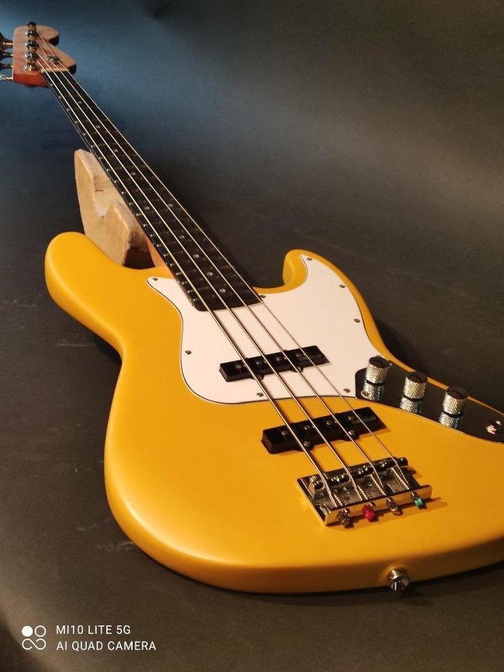 Jazz bass 3,6kg, Muziek en Instrumenten, Snaarinstrumenten | Gitaren | Bas, Zo goed als nieuw, Ophalen