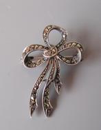 Oude zilveren broche strik, Handtassen en Accessoires, Broches, 4 tot 7 cm, Gebruikt, Ophalen of Verzenden, Zilver