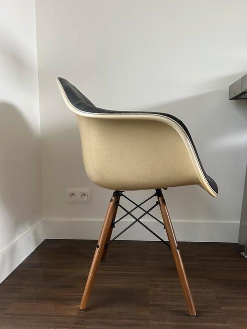 Originele Eames Fiberglass stoelen, Huis en Inrichting, Stoelen, Gebruikt, Vier, Leer, Zwart, Ophalen
