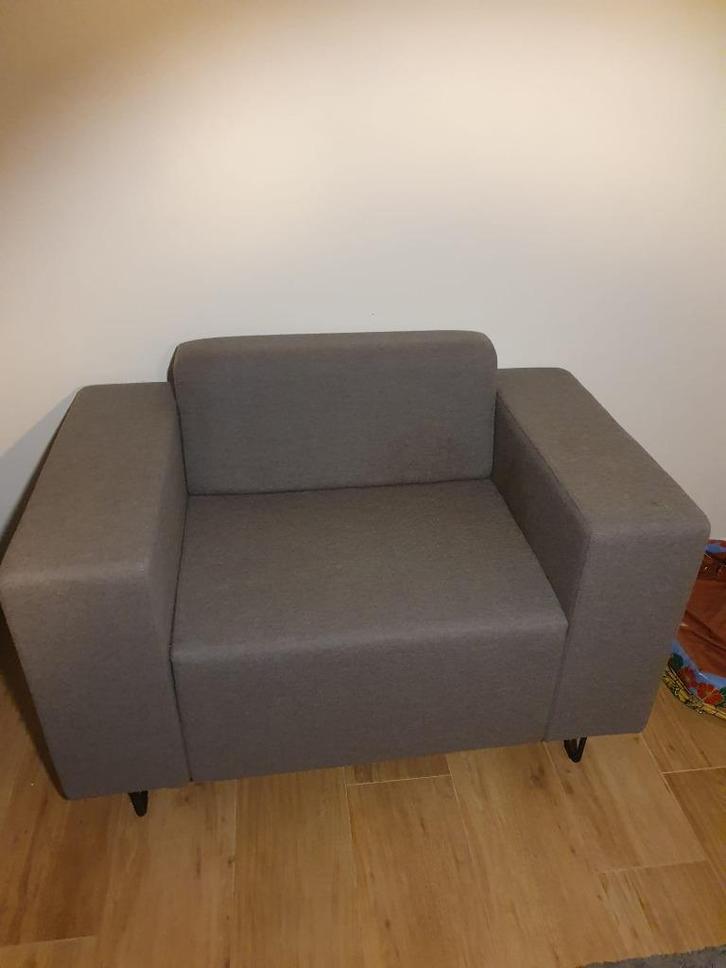 Twee moderne grijze zetels – in uitstekende staat, Huis en Inrichting, Fauteuils, Zo goed als nieuw, Stof, 100 tot 125 cm, Minder dan 75 cm