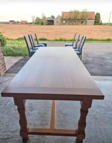 Stevige massief houten tafel  beschikbaar voor biedingen