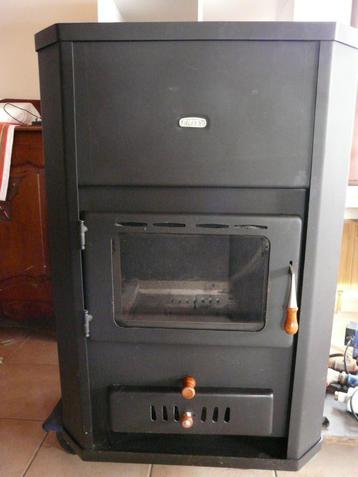 Degelijke houtkachel voor CV beschikbaar voor biedingen