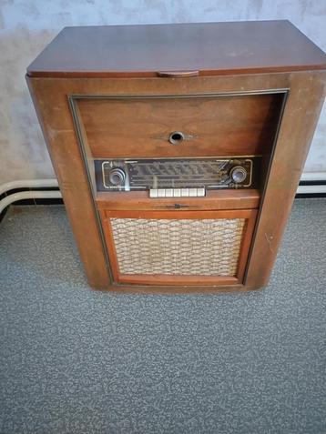 Retro platendraaier + radio beschikbaar voor biedingen
