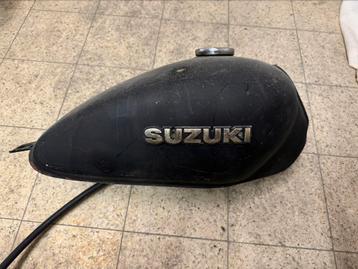 Suzuki benzinetank beschikbaar voor biedingen