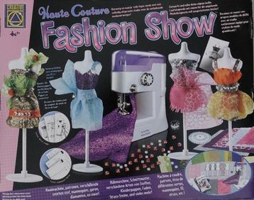 Creative Fashion studio: kinder naaimachine en modellen beschikbaar voor biedingen