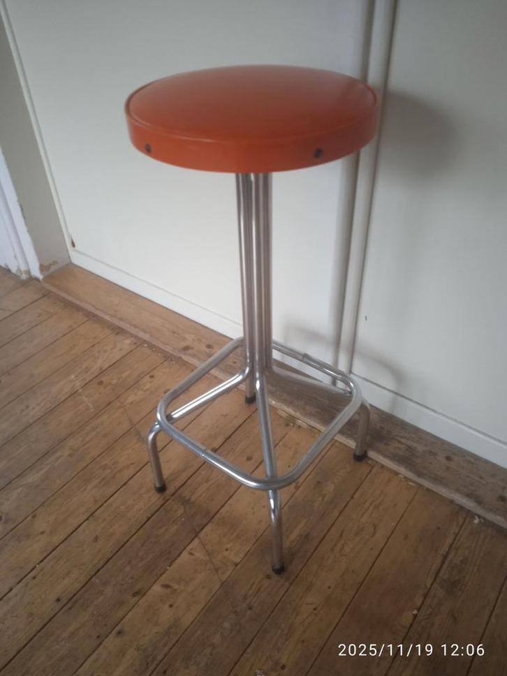Vintage Retro verchroomde metalen oranje kruk jaren 60., Huis en Inrichting, Barkrukken, Zo goed als nieuw, Kunststof, Metaal