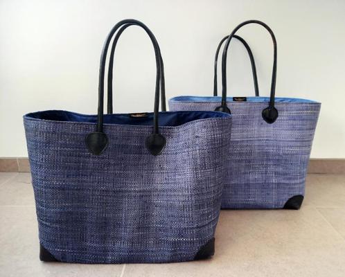 2 RUIME STEVIGE RIETEN WINKEL-STRANDTASSEN/SHOPPER BLAUW, Handtassen en Accessoires, Tassen | Damestassen, Gebruikt, Shopper, Blauw