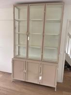 Vitrinekast exclusief zandkleur metaal glas 142 cm br actie, Huis en Inrichting, Met deur(en), 200 cm of meer, Nieuw, Ophalen of Verzenden