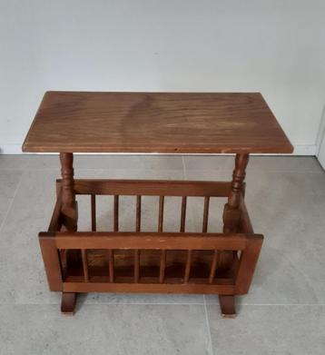 Bijzettafel met krantenbak in hout - 50 cm hoog beschikbaar voor biedingen
