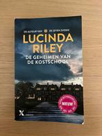 De geheimen van de kostschool - Lucinda Riley, Livres, Policiers, Comme neuf, Enlèvement