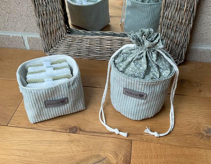 Ensemble en velours vert sauge, Bijoux, Sacs & Beauté, Trousses de toilette, Neuf, Femme, Vert, Enlèvement ou Envoi