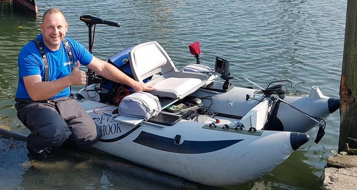 Pontoon de pêche avec moteur 40lbs et batterie 110A, Sports nautiques & Bateaux, Canots pneumatiques, Comme neuf, Électrique, Enlèvement