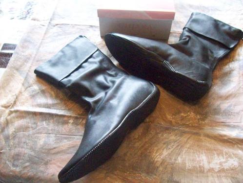 Superbes bottes noires taille 38 neuves dans leur boîte., Vêtements | Femmes, Chaussures, Neuf, Boots et Botinnes, Noir, Enlèvement ou Envoi