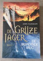 De Brandende Brug - De Grijze Jager 2, Boeken, John Flanagan, Ophalen of Verzenden, Zo goed als nieuw, Fictie