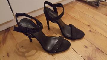 Sandales Zara à pierres noires taille 38-39
