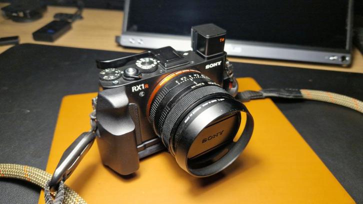 Sony RX1R II – Full Set met premium accessoires, Audio, Tv en Foto, Fotocamera's Digitaal, Compact, Sony, Ophalen of Verzenden