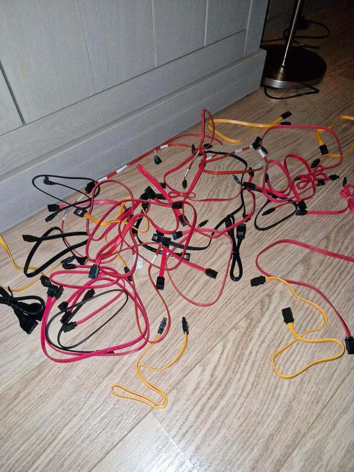 Sata kabels, multi card readers, dvd writer, Computers en Software, Pc- en Netwerkkabels, Zo goed als nieuw, Ophalen of Verzenden