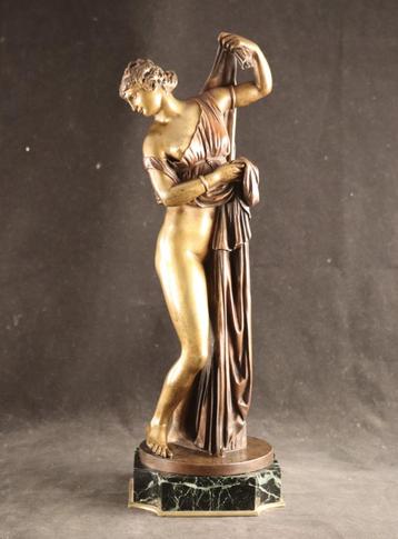 Antiek bronzen sculptuur van halfnaakt beschikbaar voor biedingen