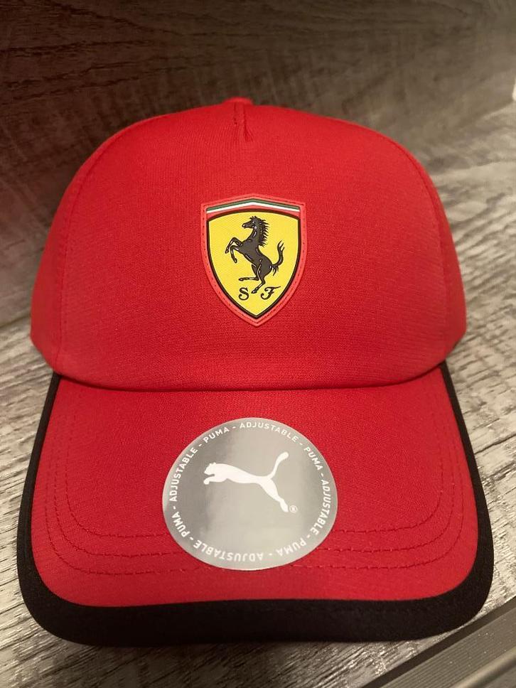 Ferrari pet Sainz Leclerc Formule 1 gebogen klep cap Rood, Verzamelen, Automerken, Motoren en Formule 1, Nieuw, Formule 1, Ophalen of Verzenden
