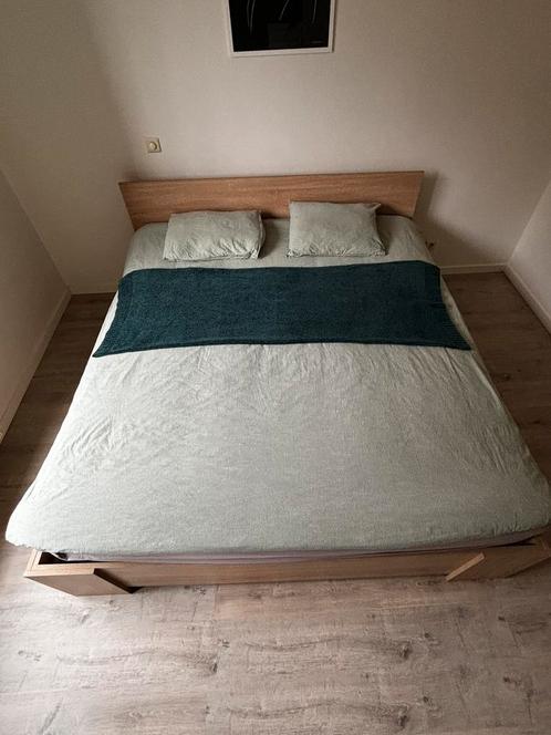 mooi houten bed + matras, Huis en Inrichting, Slaapkamer | Boxsprings, Zo goed als nieuw, 180 cm, 200 cm, Tweepersoons, Bruin