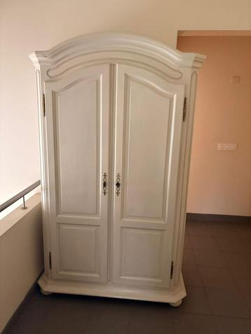 Witte houten kast beschikbaar voor biedingen