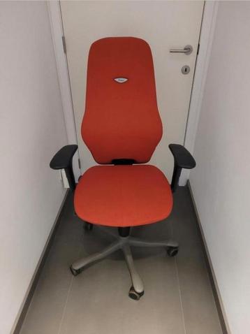 Chaise de bureau ergonomique Kinnarps 6/8 rouge rembourrée 