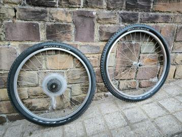Aluminium fietswielen met Bontrager 26 x 2.0-band beschikbaar voor biedingen