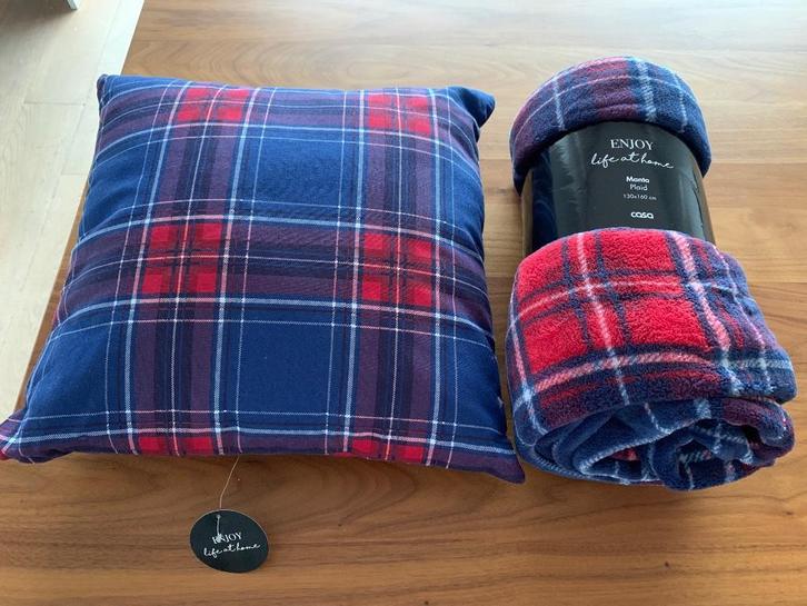 Winkelnieuw kussen + fleecedeken, Huis en Inrichting, Woonaccessoires | Kussens, Nieuw, Blauw, Vierkant, Ophalen of Verzenden