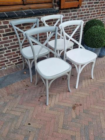 4 massief houten stoelen  beschikbaar voor biedingen