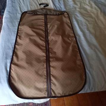Kledijhoes met 2 hangers beschikbaar voor biedingen
